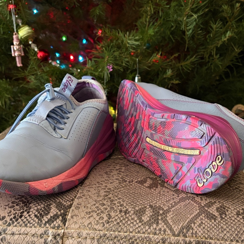Clove Nursing Shoes Women’s size 7.5 and Pink